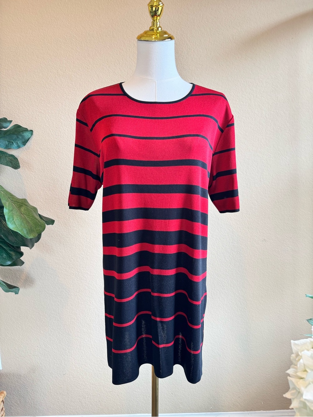 Exclusively Misook Knit Red Black Striped Short Sleeve Tunic Top Women’s Large